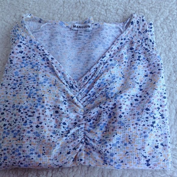 Woman's Top - Picture 2 of 10